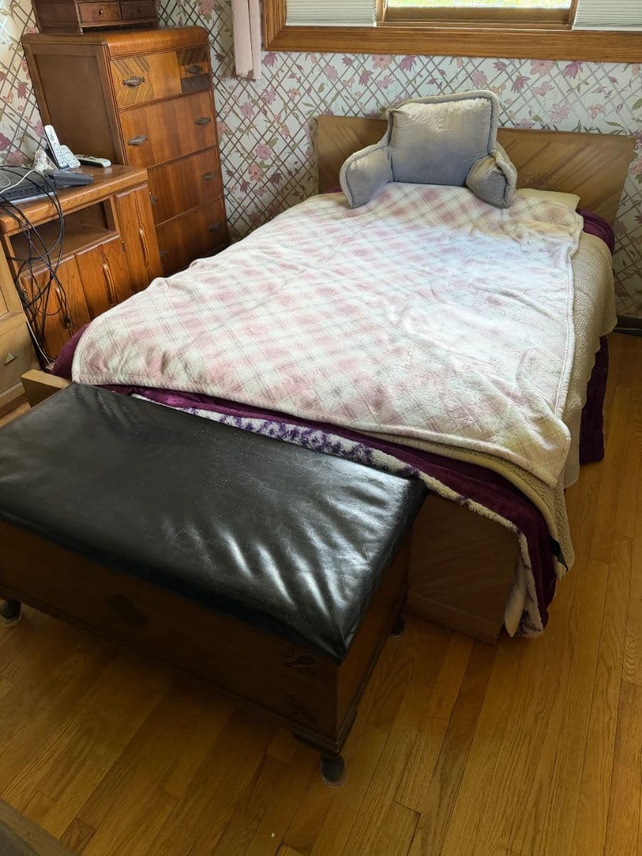 Handy Hickory Hills! Tools, records, jewelry, furniture, kitchen, clothing, decor and more! photo 5