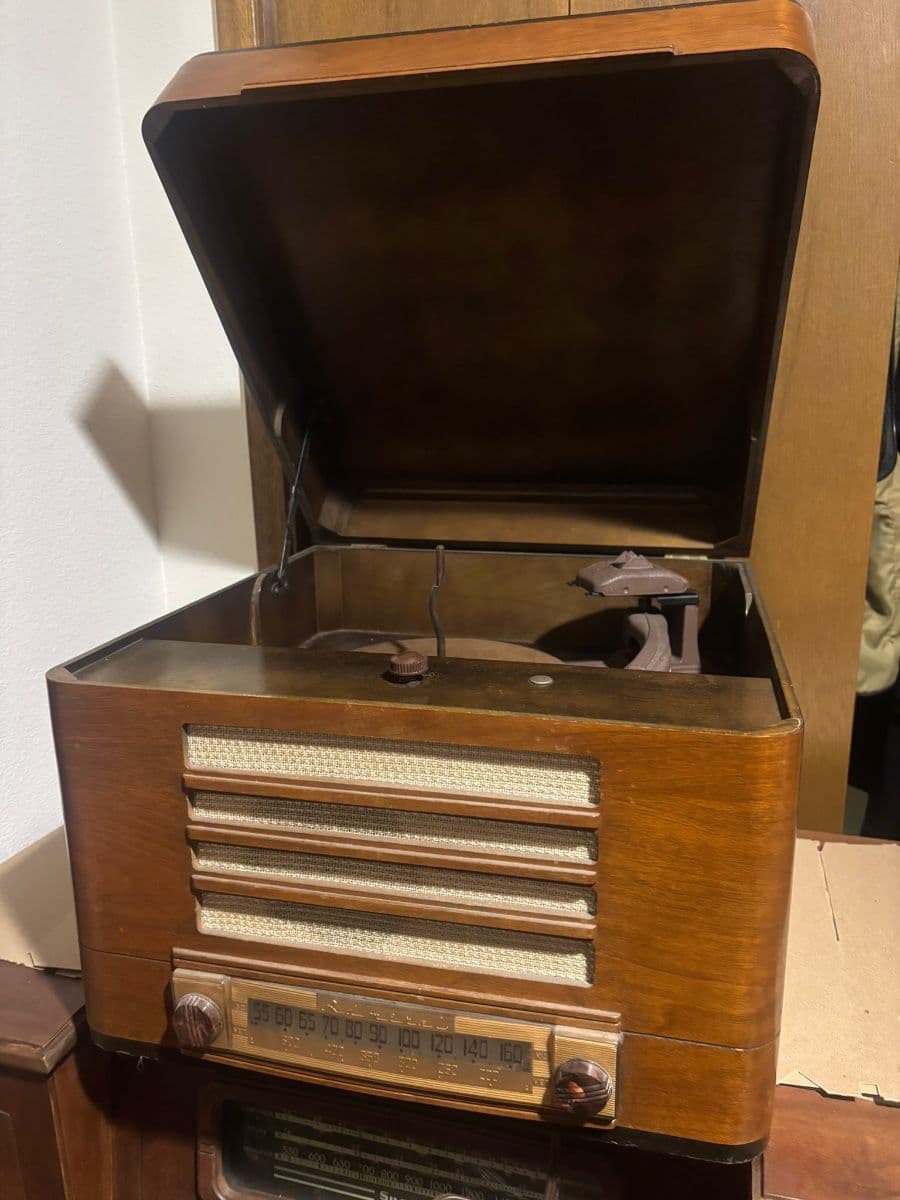 Ginny's Girls Once in a Lifetime Sale – Tube Radios, Antiques galore! photo 7