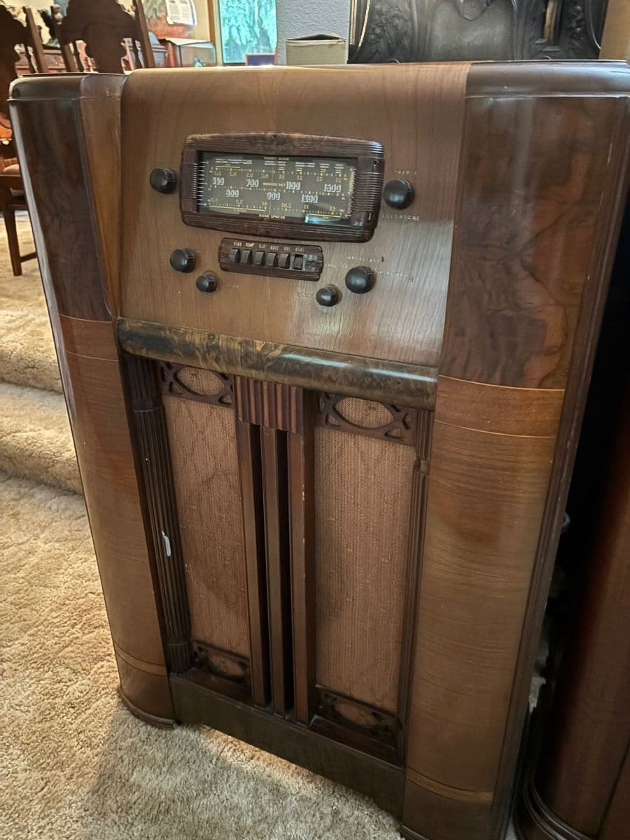 Ginny's Girls Once in a Lifetime Sale – Tube Radios, Antiques galore! photo 8