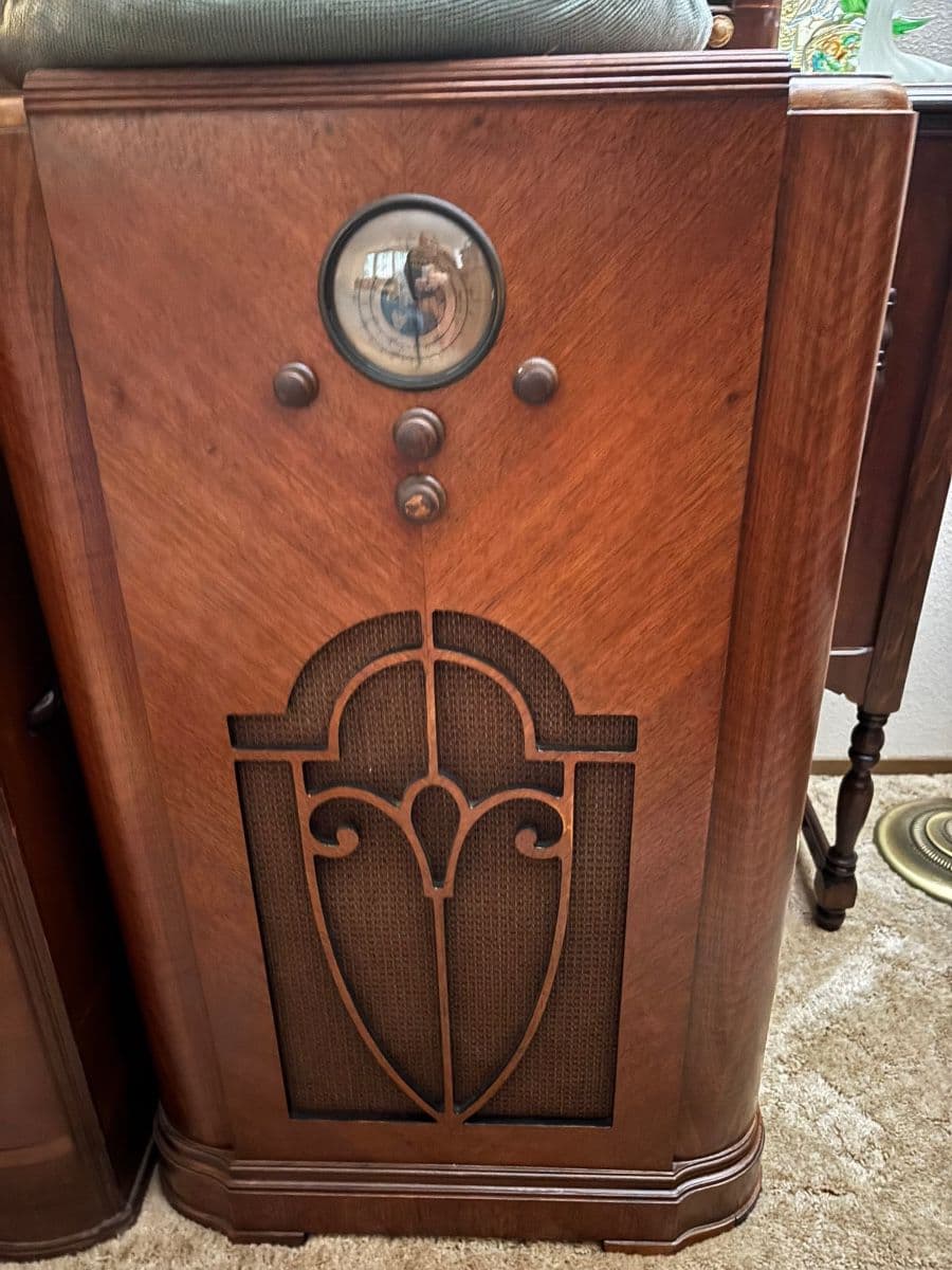 Ginny's Girls Once in a Lifetime Sale – Tube Radios, Antiques galore! photo 9