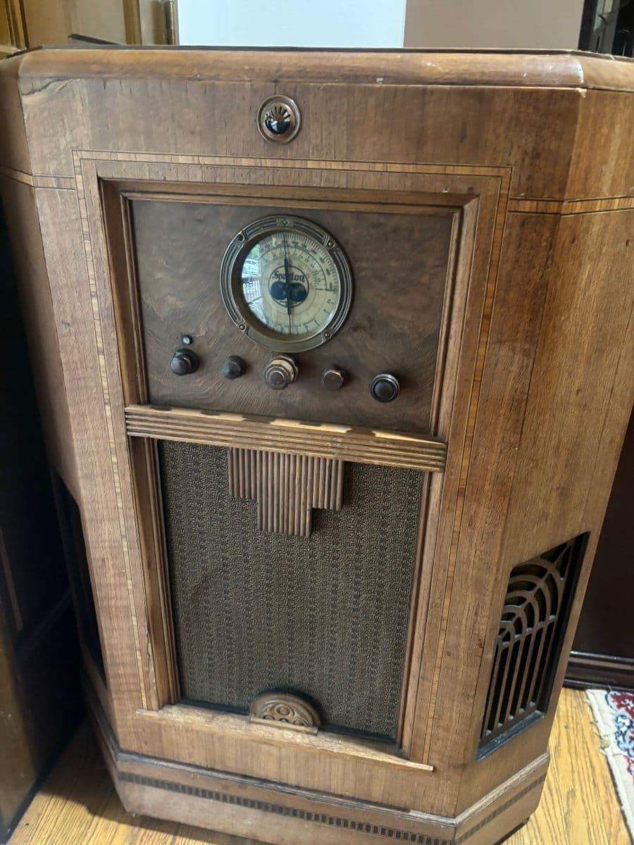 Ginny's Girls Once in a Lifetime Sale – Tube Radios, Antiques galore! photo 6