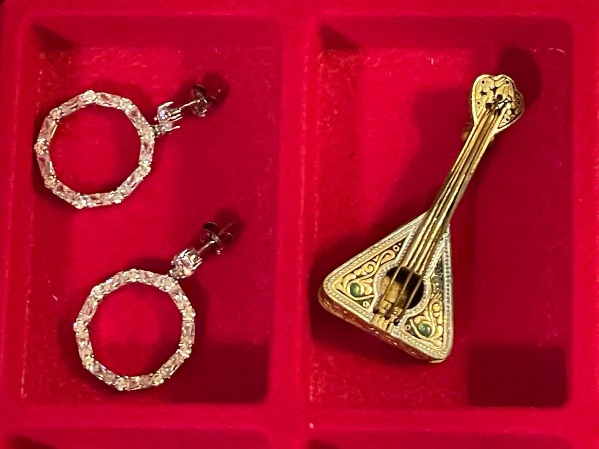 FASHIONISTA SALE W/ JEWELRY GALORE, PERFUME, HANDBAGS, CLOTHING, WATERFORD, LINEN, CURRENCY, & MORE! photo 12