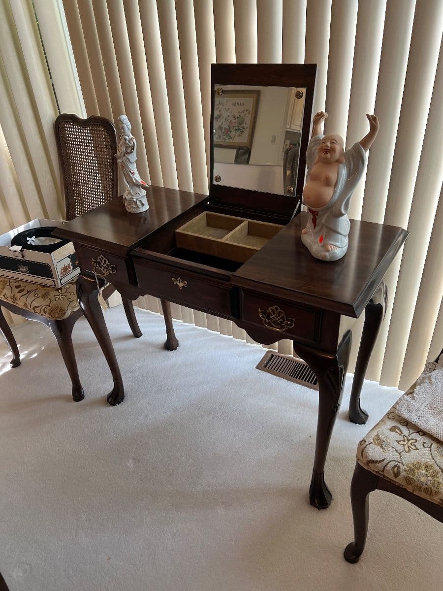 Bloomfield Hills Estate Sale of Longtime Resident photo 4