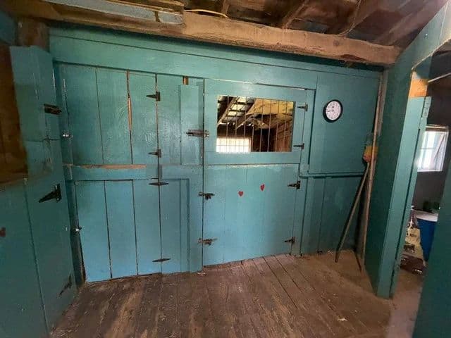 Live Onsite & Online Unreserved Real Estate & Onsite Contents Auction photo 9