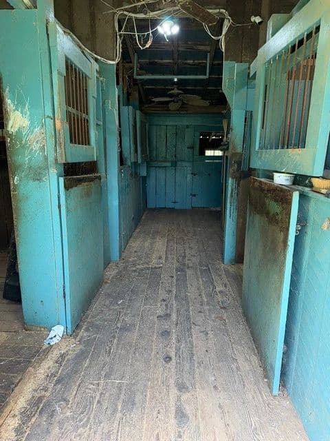 Live Onsite & Online Unreserved Real Estate & Onsite Contents Auction photo 3
