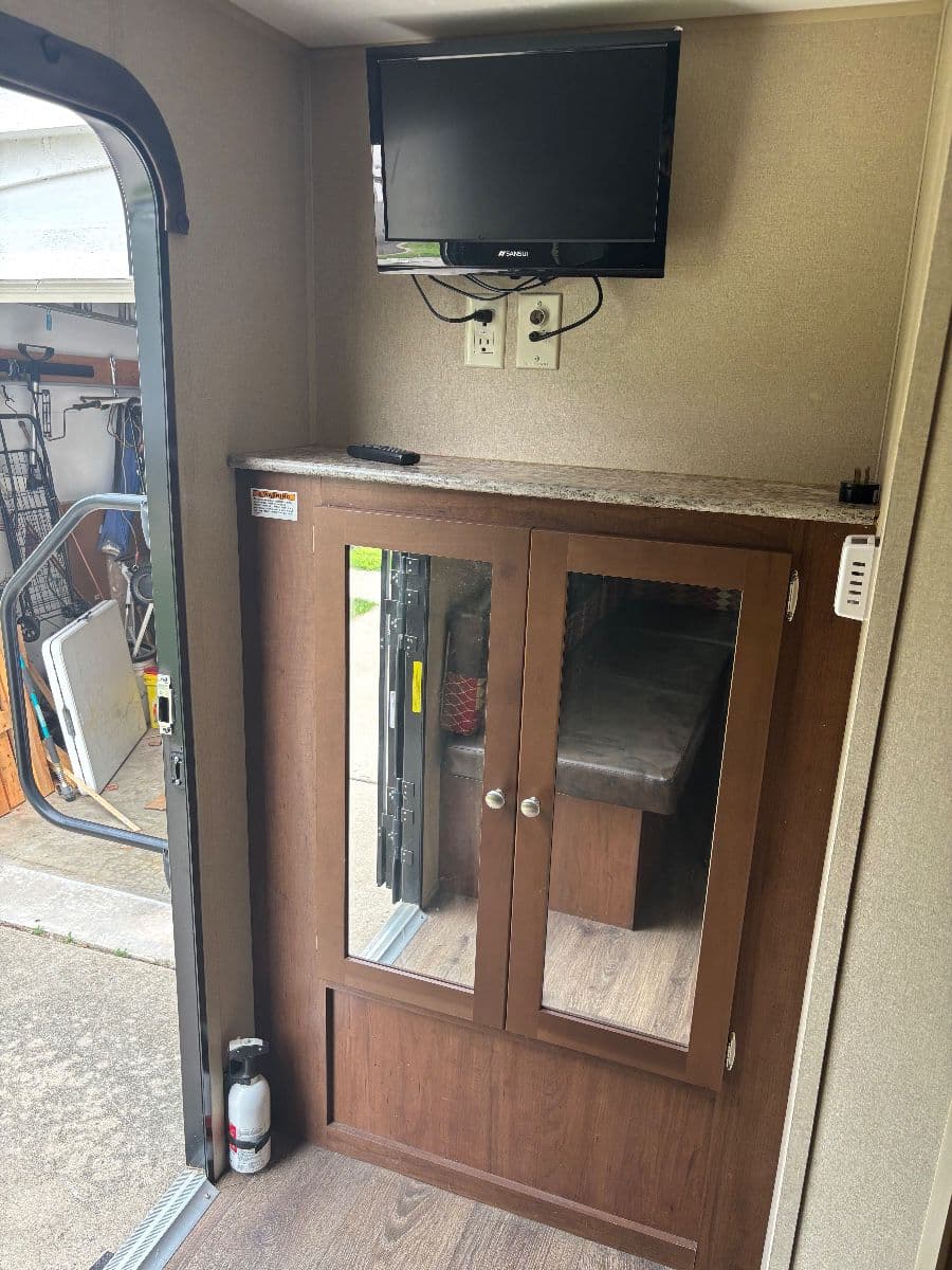 LARGE HOWELL CONDO ESTATE SALE ( LOTS OF TOOLS! ) AIR HAWK WHEELCHAIR ! CAMPER! photo 12