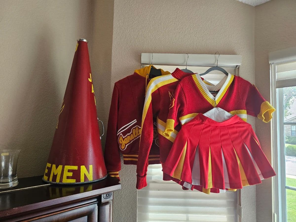 Thornton Estate Sale – Furniture, Electronics, Kitchen, Fashion Jewelry, Décor & More! photo 12