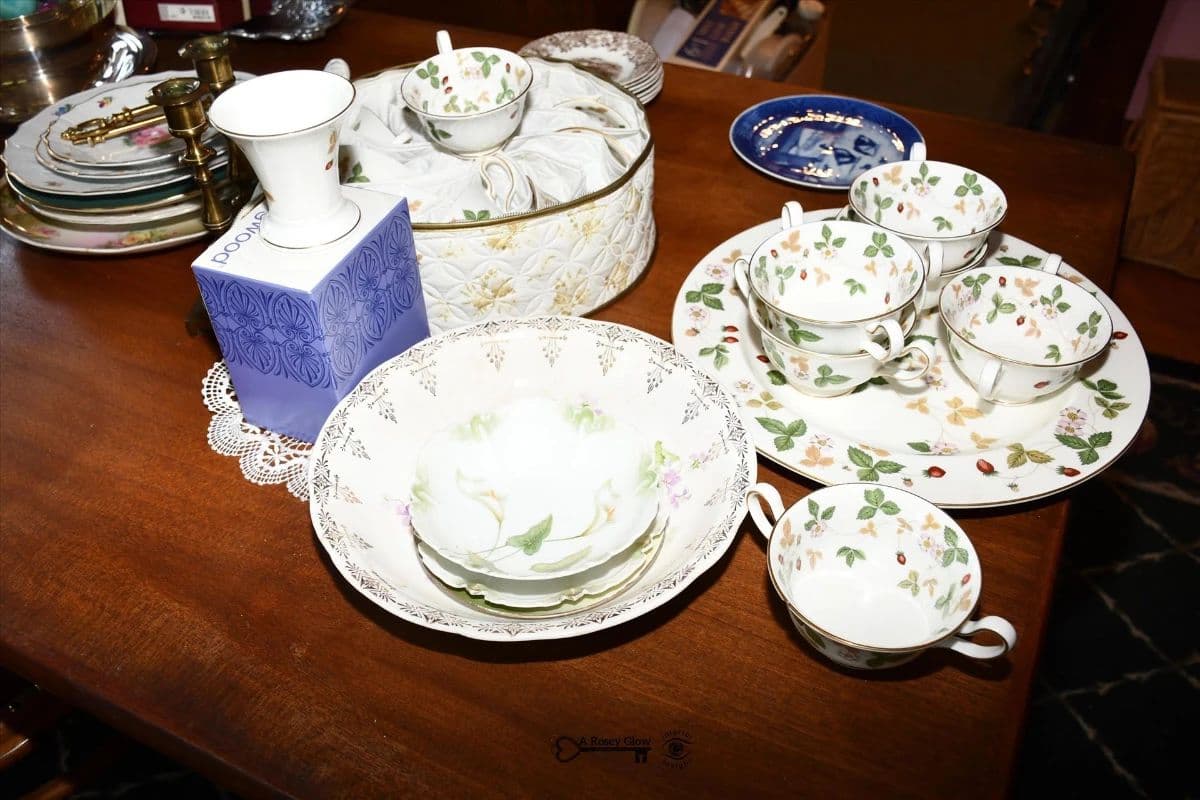 Noble Naperville: Quality Furniture, Crystal, Jewelry, Quilts, Holiday, Toys, More! photo 9