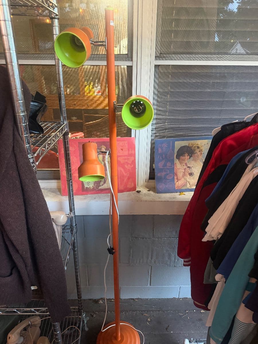 BOGO MONDAYS!!! Vintage gem. Pop art, plants, MCM, Vintage, clothes, furniture, vinyl photo 2
